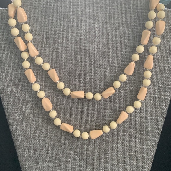 ♥️ Sale 3for$15! Vintage Long Beaded Necklace Light Pink & Cream 34” - Picture 4 of 4